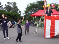 盆踊りを楽しむ来場者