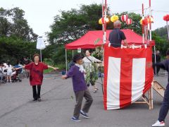 盆踊りを楽しむ来場者