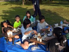 焼き肉を堪能する子どもたち