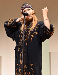 ムックリを演奏する帯広カムイトウウポポ保存会のメンバー