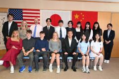 スワードと朝陽から来た高校生らと一緒に米沢市長と記念撮影する、両国派遣から帰国した帯広の高校生５人（後列右から３人目から里愛さん、里乃さん、水木さん、増中さん、中村さん）