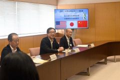 高校生らと笑顔で懇談する米沢則寿市長