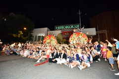 集合写真を撮る夢降夜の参加者ら
