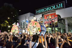 夢降夜のフィナーレで行われたパンまき