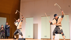 古式舞踊を披露する帯広カムイトウウポポ保存会のメンバー