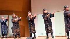 古式舞踊を披露する帯広カムイトウウポポ保存会のメンバー