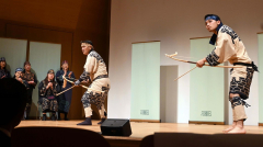 古式舞踊を披露する帯広カムイトウウポポ保存会のメンバー