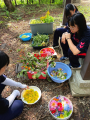 地域の人からもらった花を使って花手水をつくる（右から）鈴木さん、小椋さん（「モモんが」提供）