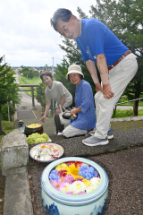 高校生が企画したイベントに「綺麗だ」と笑顔を見せる地域の人
