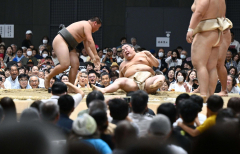 満員御礼となった会場で力士から稽古を受ける子ども（１５日午前１１時、塩原真撮影）