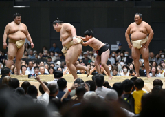 満員御礼となった会場で力士から稽古を受ける子ども（１５日午前１１時、塩原真撮影）