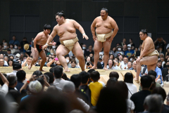 満員御礼となった会場で力士から稽古を受ける子ども（１５日午前１１時、塩原真撮影）