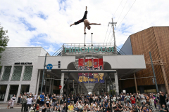 見上げるほどの高さで片手倒立を披露するアスタリスクノヴァ（１５日午前１１時４５分ごろ、須貝拓也撮影）