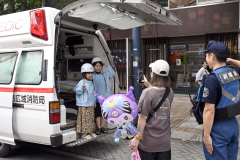 整復を着て救急車の中で記念撮影する子ども
