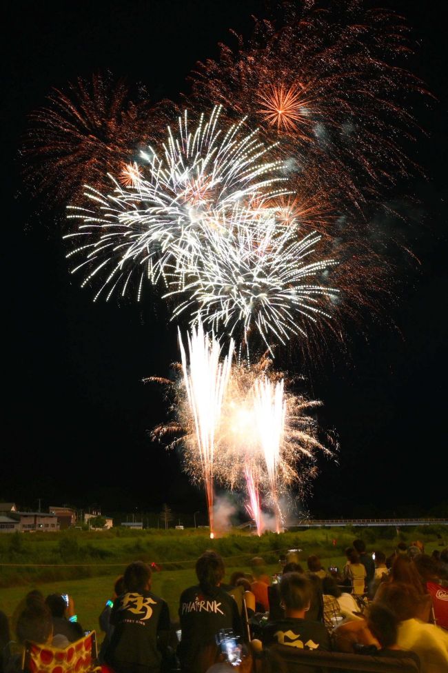 足寄の夜空に大輪　足寄ふるさと盆踊り・両国花火大会