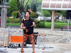 ファイヤートーチでジャグリングする「Ｐｅｒｆｏｒｍｅｒ　ＳＹＯ！」さん

