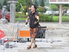 ファイヤートーチでジャグリングする「Ｐｅｒｆｏｒｍｅｒ　ＳＹＯ！」さん
