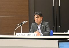 長期ビジョンを発表する津山頭取