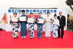 少年少女の部の入賞者（左から）坂口茉夢さん、山本昴さん、岸本小瑚さん、工藤陽輝さん、大林そらさん、工藤瑠七さん