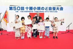 幼年の部の入賞者（前列左から）西紗花さん、高橋宗子ちゃん、正岡すみれさん、小針千河さん、印牧こころちゃん、五日市琵織ちゃん、大村玲ちゃん