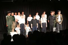 「話半分」を演じた出演者たち。終演後は大きな拍手が送られた。