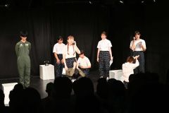 戦時中が舞台となる「話半分」で思いを込めた演技を披露する出演者たち