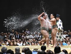 ５０００人を沸かせた力士たち　大相撲十勝帯広場所～写真特集
