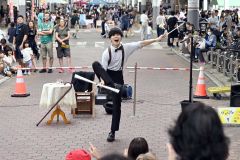 片足でジャグリングを行うハタダさん
