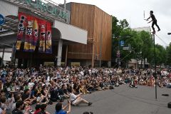 棒の上でジャグリングを行うＳＹＯ！さんを見守る観客