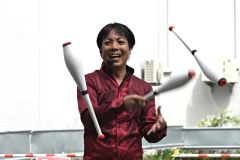 目にも止まらぬ早さでクラブジャグリングを行うＬａｂｙさん