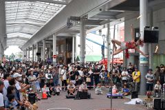 目の前で妙技、観衆から大声援　北の大地ｄｅ大道芸～写真特集