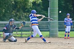 【決勝・タケシマスポーツ―後楽園】二回１死二塁から左中間本塁打を放つタケシマスポーツの東野光希（中央）。４―０とリードを広げる