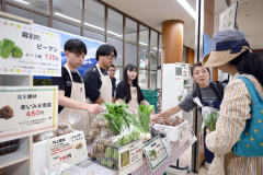 空港に訪れた観光客らに十勝産野菜などを販売する生徒たち（１７日午前９時半ごろ）