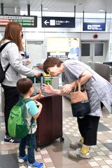 改札口で、親類との別れを惜しむ帰省客（１７日午前１１時ごろ、ＪＲ帯広駅で。須貝拓也撮影）