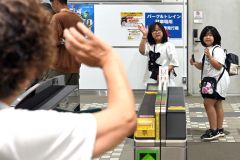 改札口で親類との別れを惜しむ帰省客（１７日午前１１時ごろ、ＪＲ帯広駅で。須貝拓也撮影）