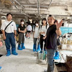 広尾町内の牧場を視察する瑞穂農芸高校の生徒ら（ＪＡひろお提供）