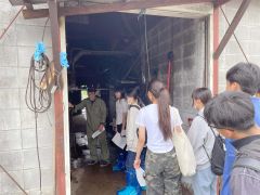 広尾町内の牧場を視察する瑞穂農芸高校の生徒ら（ＪＡひろお提供）