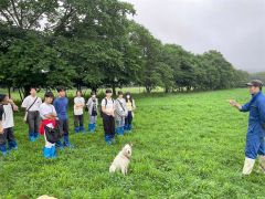 広尾町内の牧場を視察する瑞穂農芸高校の生徒ら（ＪＡひろお提供）
