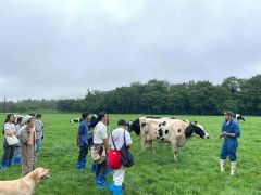 広尾町内の牧場を視察する瑞穂農芸高校の生徒ら（ＪＡひろお提供）