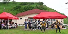 アイヌ古式舞踊を奉納する会員