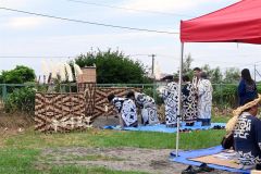 祭壇にイナウをささげる参列者