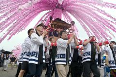 「おいさ！」の掛け声とともに会場を練り歩いた花みこし
