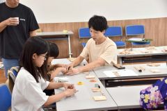 メムオロ楽校の寄せ木ブース