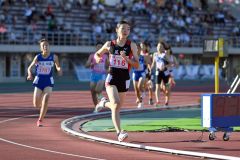 【女子８００メートル予選９組】集団を引き離す人見仁菜（足寄中、手前）人見は２分１１秒３９で組１着、全体４位で決勝進出を決める