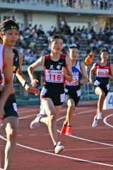 【女子８００メートル予選９組】好スタートを切る人見仁菜（足寄中、ゼッケン１１６）。人見は２分１１秒３９で組１着、全体４位で決勝進出を決める