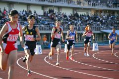 【女子８００メートル予選９組】好スタートを切る人見仁菜（足寄中、左から３人目）。人見は２分１１秒３９で組１着、全体４位で決勝進出を決める