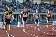 【女子８００メートル予選９組】好スタートを切る人見仁菜（足寄中、左から２人目）。人見は２分１１秒３９で組１着、全体４位で決勝進出を決める