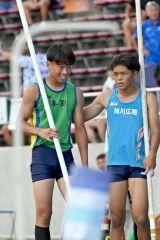 【男子棒高跳び決勝】３メートル９０の３回目を終えた唯野虎徹（本別中、左）