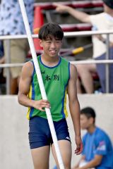 【男子棒高跳び決勝】３メートル９０の３回目を終えた唯野虎徹（本別中）