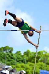 【男子棒高跳び決勝】３メートル９０に挑む唯野虎徹（本別中）